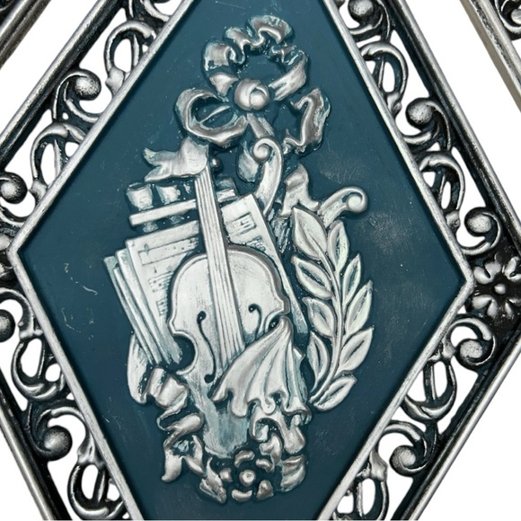 Vintage MCM Syroco Key & Violin Wall Plaques - Set of 3 (13”x8”) - Picture 8 of 9